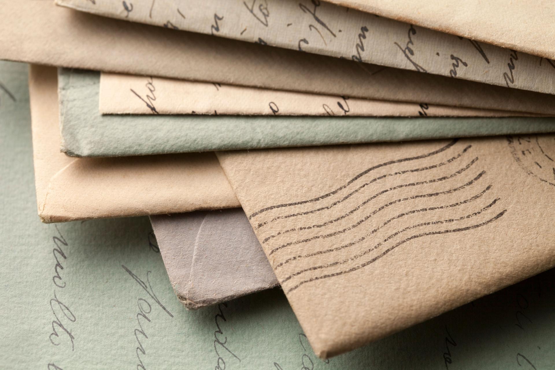Pilha de cartas com envelopes