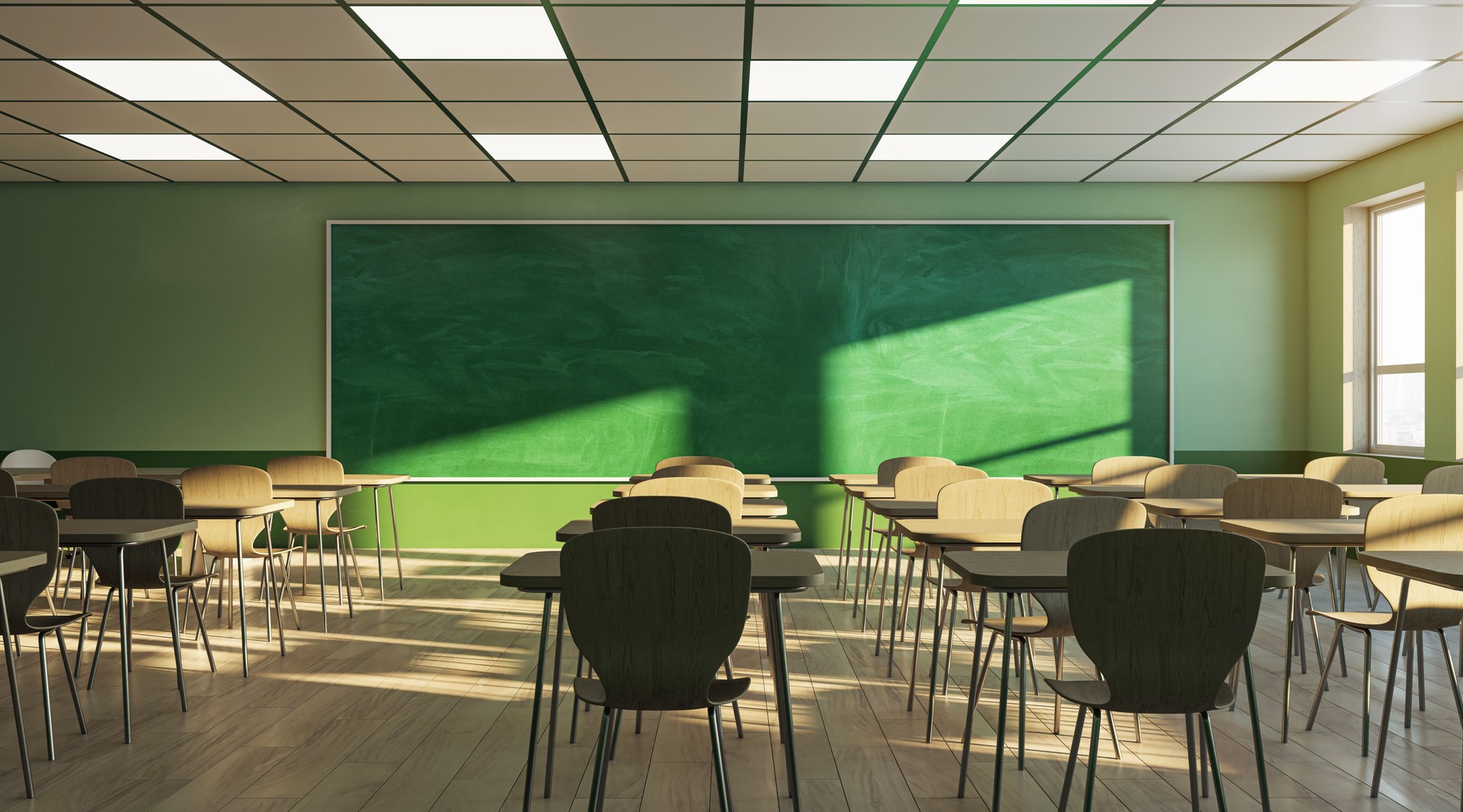 Uma sala de aula vazia com cadeiras, carteiras e um quadro-negro verde, iluminado pela luz do sol, evocando o conceito de educação. Renderização 3D